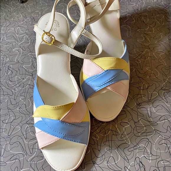 Pastel Vintage Sandals - Picture 2 of 5